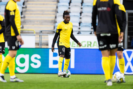 Mjällbys Mamudu Moro på uppvärmningen