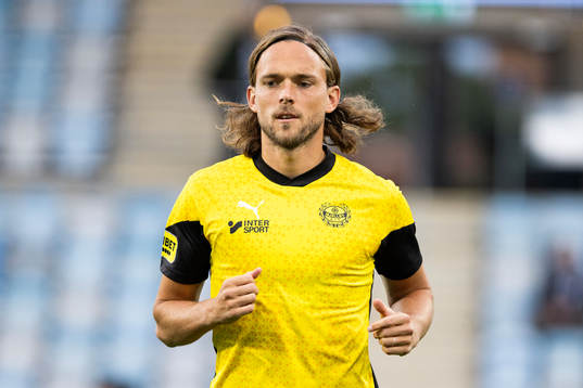 Mjällbys Tom Pettersson på uppvärmningen