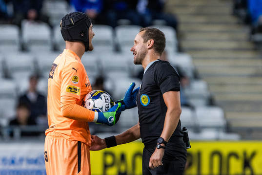 Mjällbys målvakt Noel Törnqvist och domare Victor Wolf