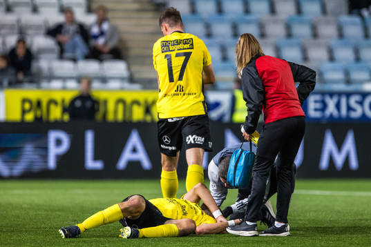 Mjällbys Tom Pettersson får vård