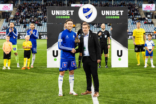 IFK Norrköpings Arnor Traustason får pris som månadens