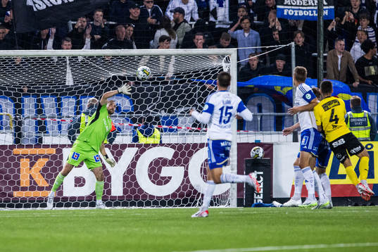 Mjällbys Leo Walta gör 0-1 bakom IFK Norrköpings