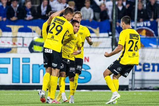 Mjällbys Leo Walta jublar med lagkamrater