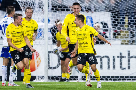 Mjällbys Leo Walta jublar med lagkamrater