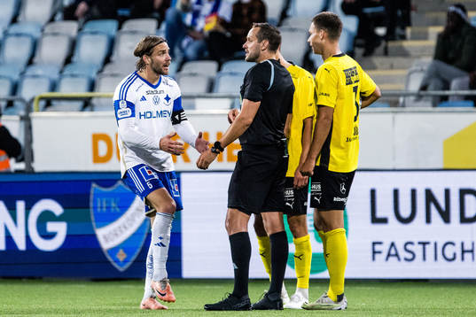 IFK Norrköpings Christoffer Nyman och domare Victor Wolf