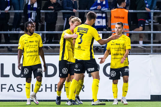 Mjällbys Leo Walta jublar med lagkamrater