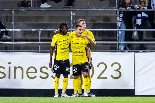 Mjällbys Leo Walta jublar med lagkamrater