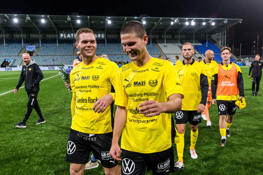 Mjällbys Jacob Bergström och Rasmus Wikström jublar