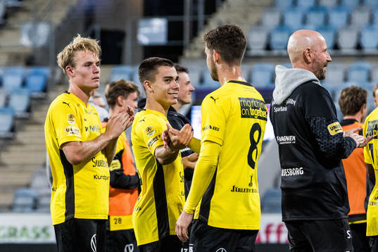 Mjällbys Leo Walta jublar med lagkamrater