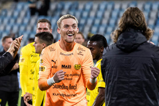Mjällbys målvakt Noel Törnqvist jublar