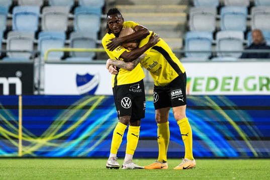 Mjällbys Mamudu Moro och Adam Ståhl jublar