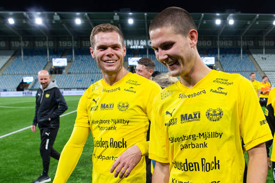Mjällbys Jacob Bergström och Rasmus Wikström jublar