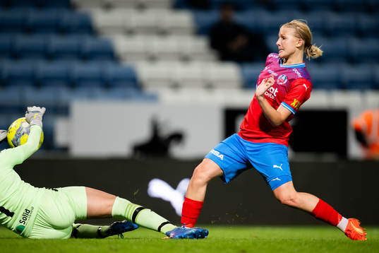 Helsingborgs Alma Larsson framför Eskilsminnes målvakt