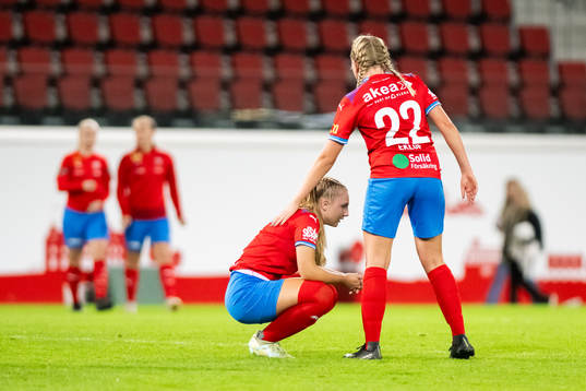 Eskilsminnes Crista Billström och Lovisa Pigg deppar