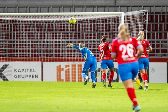 En boll som lyftes över Helsingborgs målvakt Hannah