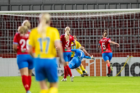 En boll som lyftes över Helsingborgs målvakt Hannah