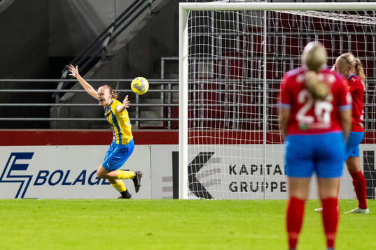 Eskilsminnes Julia Hammons jublar