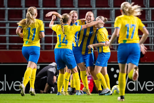 Eskilsminnes Julia Hammons jublar