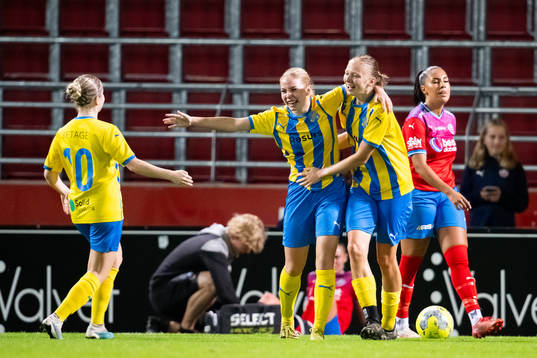 Eskilsminnes Julia Hammons jublar