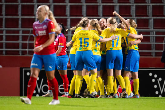 Eskilsminnes Julia Hammons jublar
