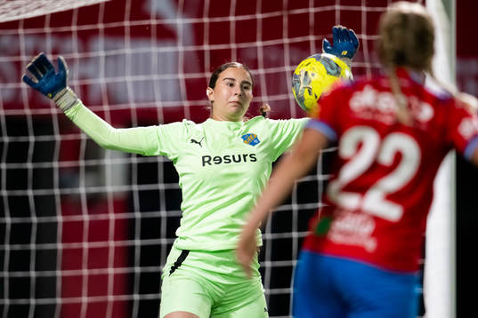 Eskilsminnes målvakt Maja Lapadatovic gör räddning på