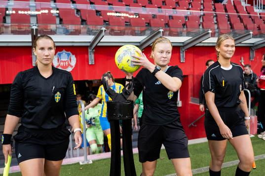Domare Molly Froste, assisterande domare Annie Pulsson och