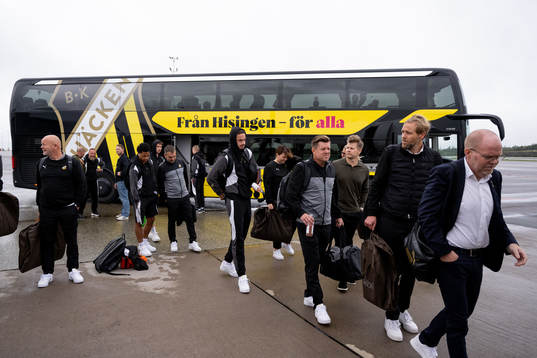 The Häcken team about to board the airplane
