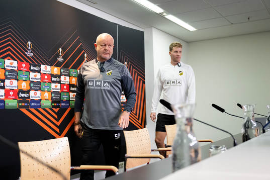 Head coach Per-Mathias Høgmo and Samuel Gustafson of