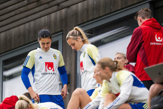Goalkeeper Zecira Musovic and Nathalie Björn prepare ahead