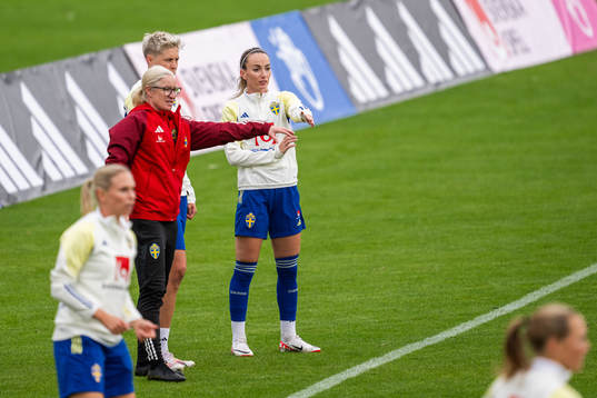 Assistant coach Victoria Sandell and Kosovare Asllani
