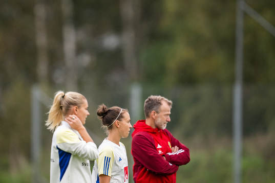 Amanda Nildén, Julia Zigiotti Olme and performance manager
