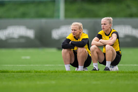 Häckens Anna Sandberg (right) watch a training session