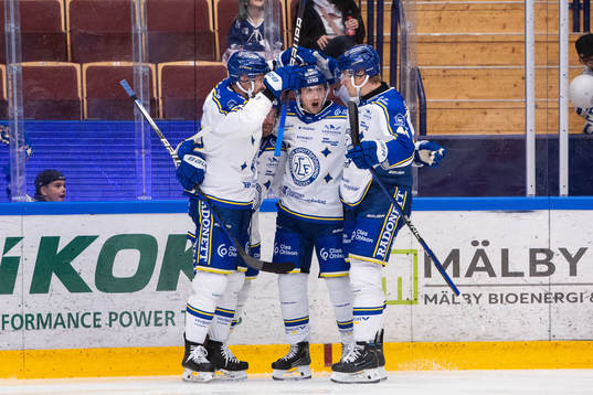 Leksands Oskar Lang jublar med lagkamrater