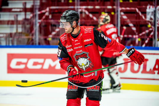 Malmö Redhawks Kim Rosdahl värmer upp innan