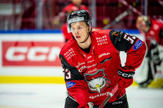 Malmö Redhawks Albert Sjöberg värmer upp innan