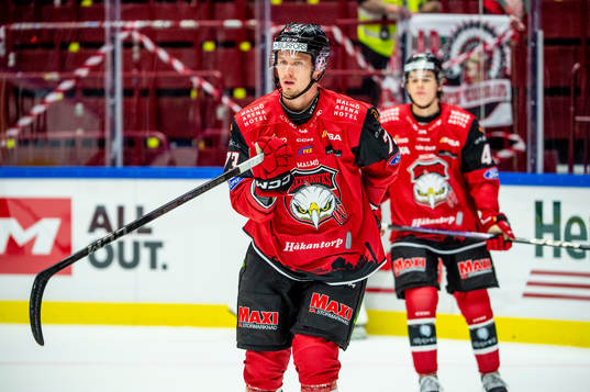 Malmö Redhawks Adam Ollas Mattsson värmer upp innan