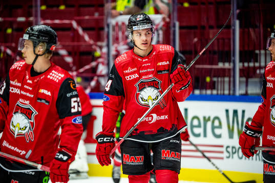 Malmö Redhawks Anton Wahlberg värmer upp innan