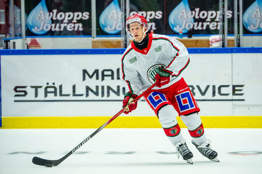 Frölundas Max Friberg värmer upp innan ishockeymatchen i