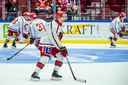 Frölundas Carl Klingberg värmer upp innan ishockeymatchen