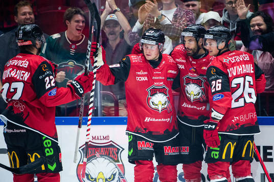 Malmö Redhawks Lauri Pajuniemi jublar med lagkamrater