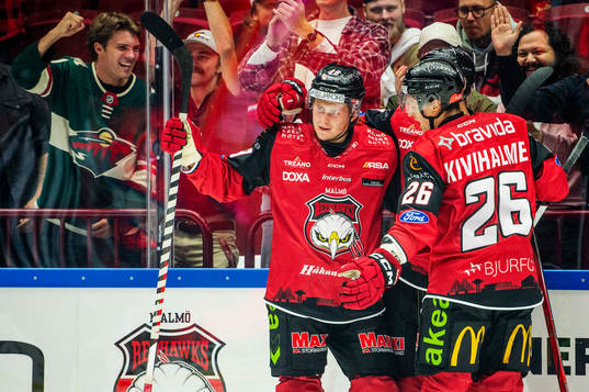 Malmö Redhawks Lauri Pajuniemi jublar med lagkamraterna