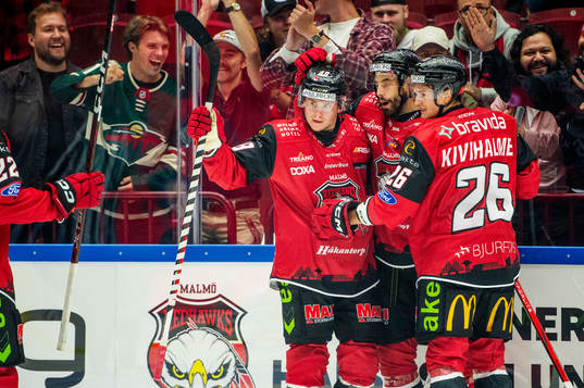Malmö Redhawks Lauri Pajuniemi jublar med lagkamraterna