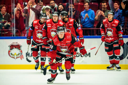Malmö Redhawks Lauri Pajuniemi jublar med lagkamraterna