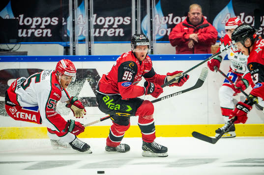Malmö Redhawks Carl Persson mot Frölundas Max Lindroth