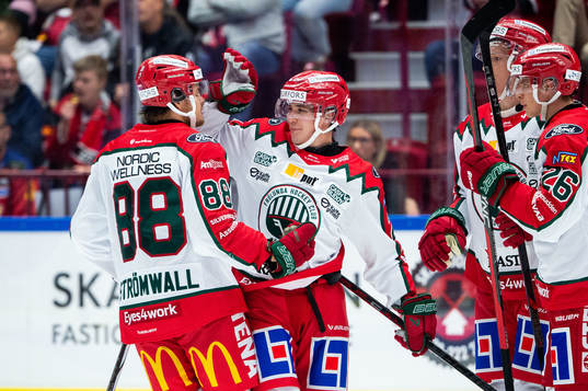 Frölundas Jere Innala jublar med lagkamrater