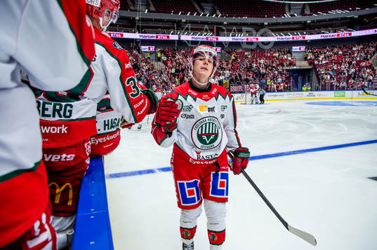 Frölundas Jere Innala jublar