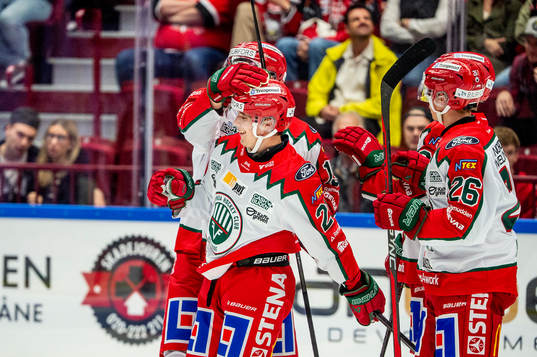 Frölundas Jere Innala jublar med lagkamraterna