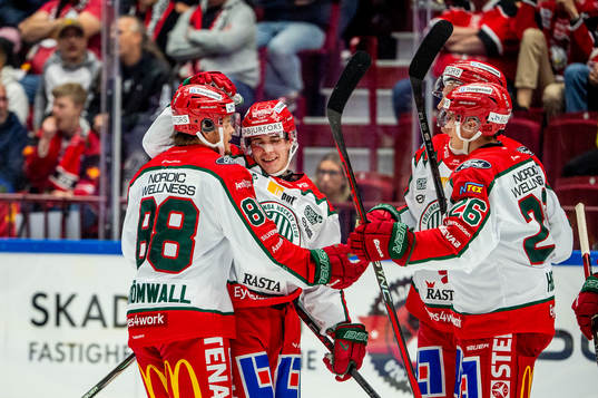Frölundas Jere Innala jublar med lagkamraterna