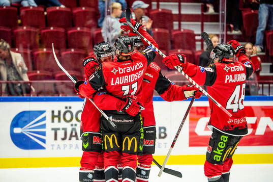 Malmö Redhawks Janne Kuokkanen jublar med lagkamraterna