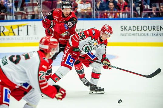 Frölundas Isac Heens mot Malmö Redhawks Carl Persson